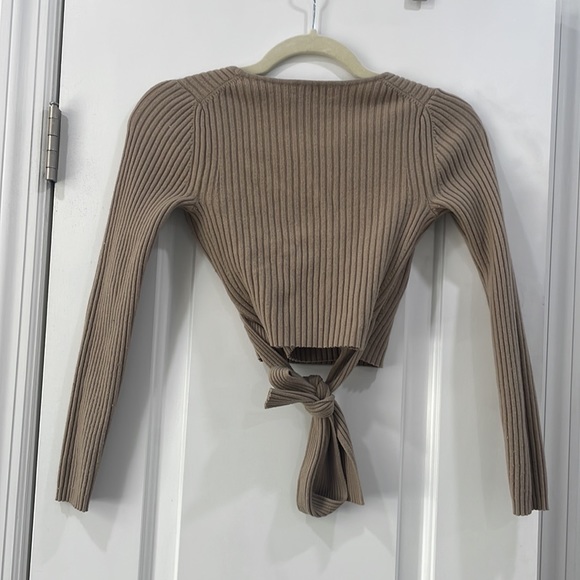 Aritzia cropped sweater - Picture 4 of 4